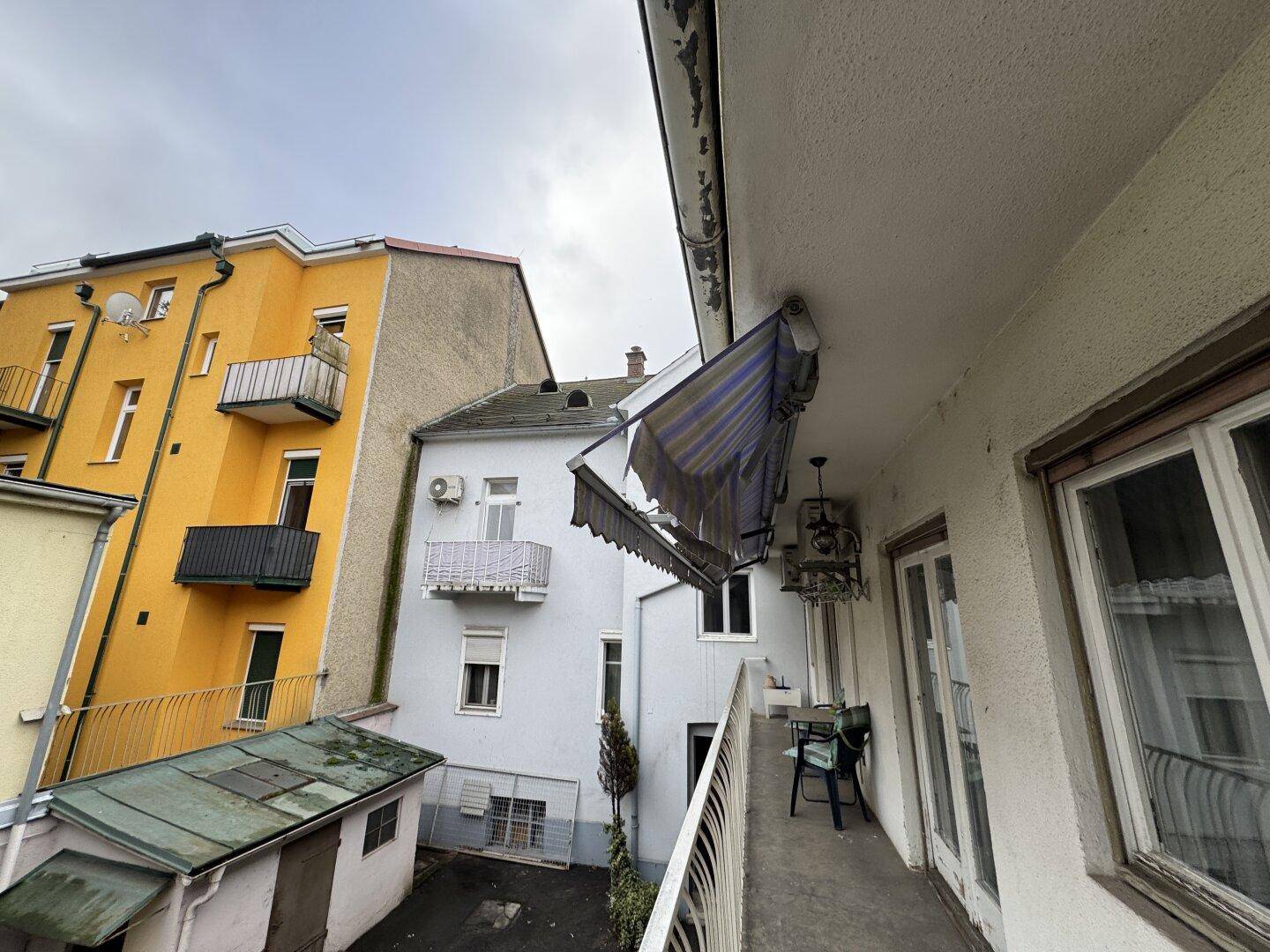 Blick vom Balkon auf die umliegenden Gebäude und den Innenhof.