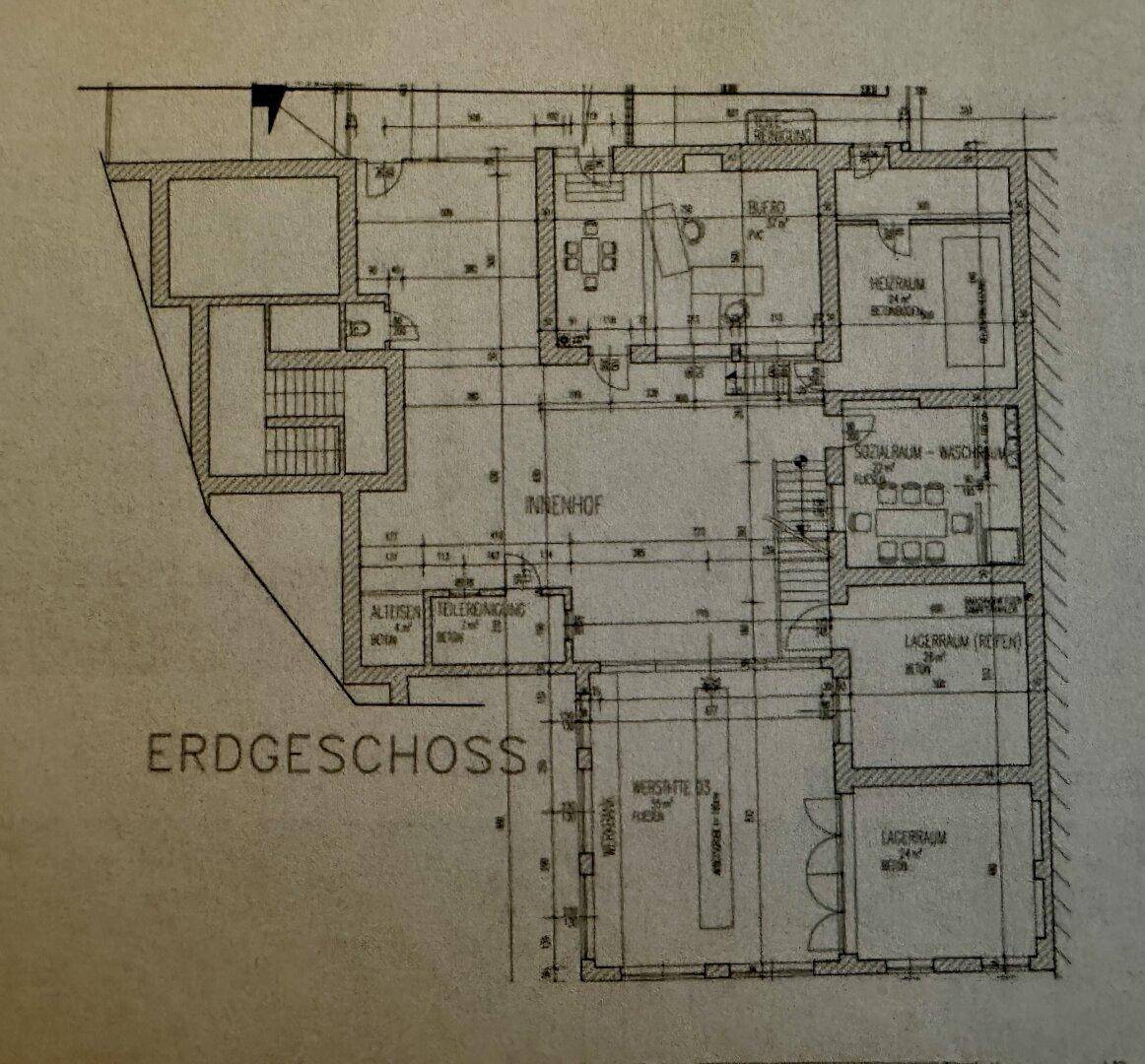 Grundriss des Erdgeschosses mit Innenhof, Büros und Lagerräumen.