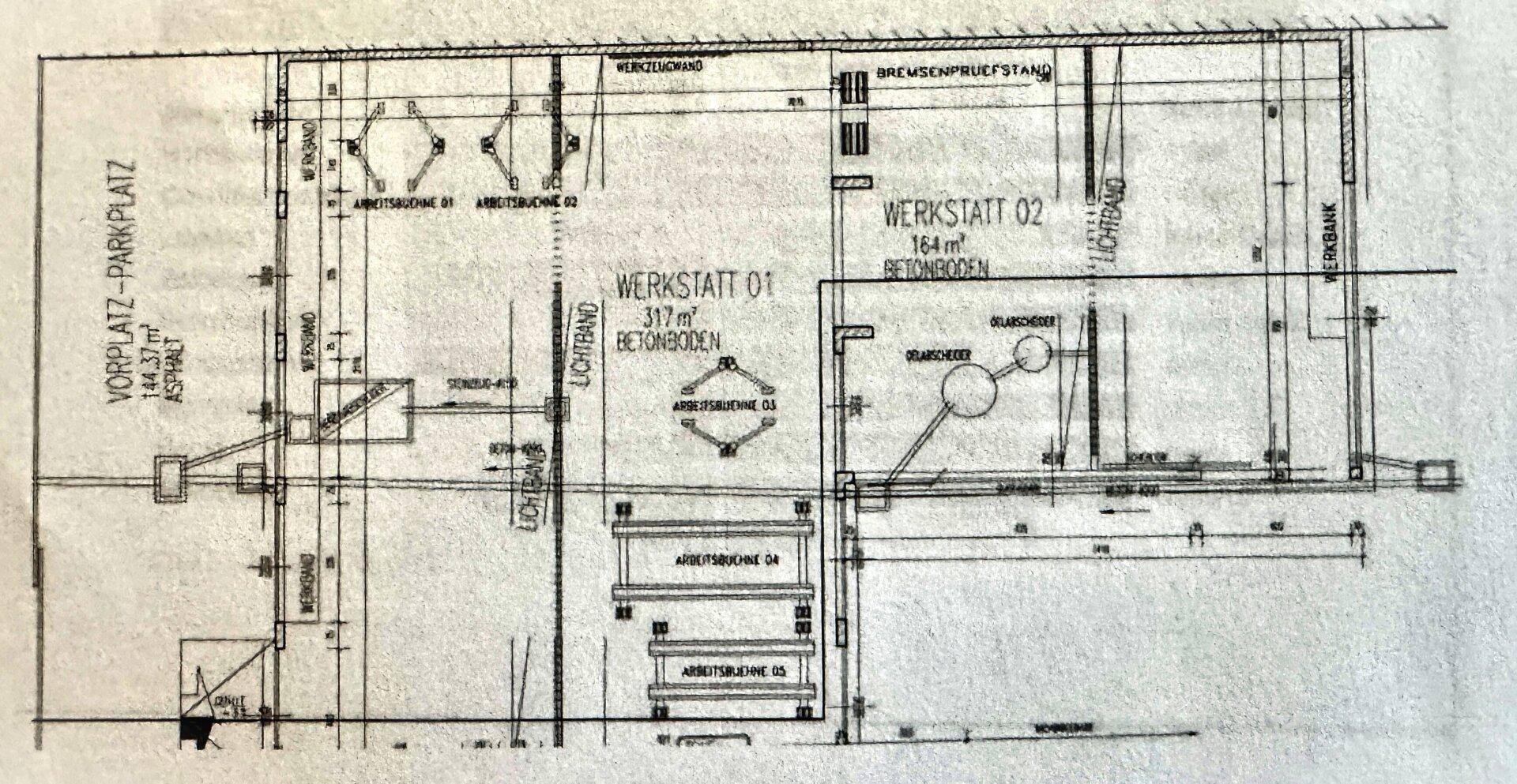 Grundriss des Werkstattbereichs mit Parkplatz und Prüfstand.