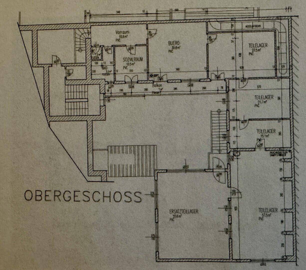 Grundriss des Obergeschosses mit Büros, Ersatzteillagern und Balkon.
