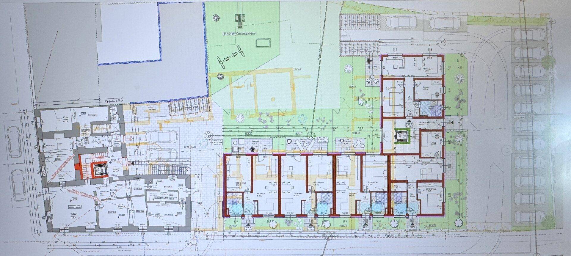 Detaillierter Grundriss des Erdgeschosses mit verschiedenen Wohneinheiten und Außenbereich.