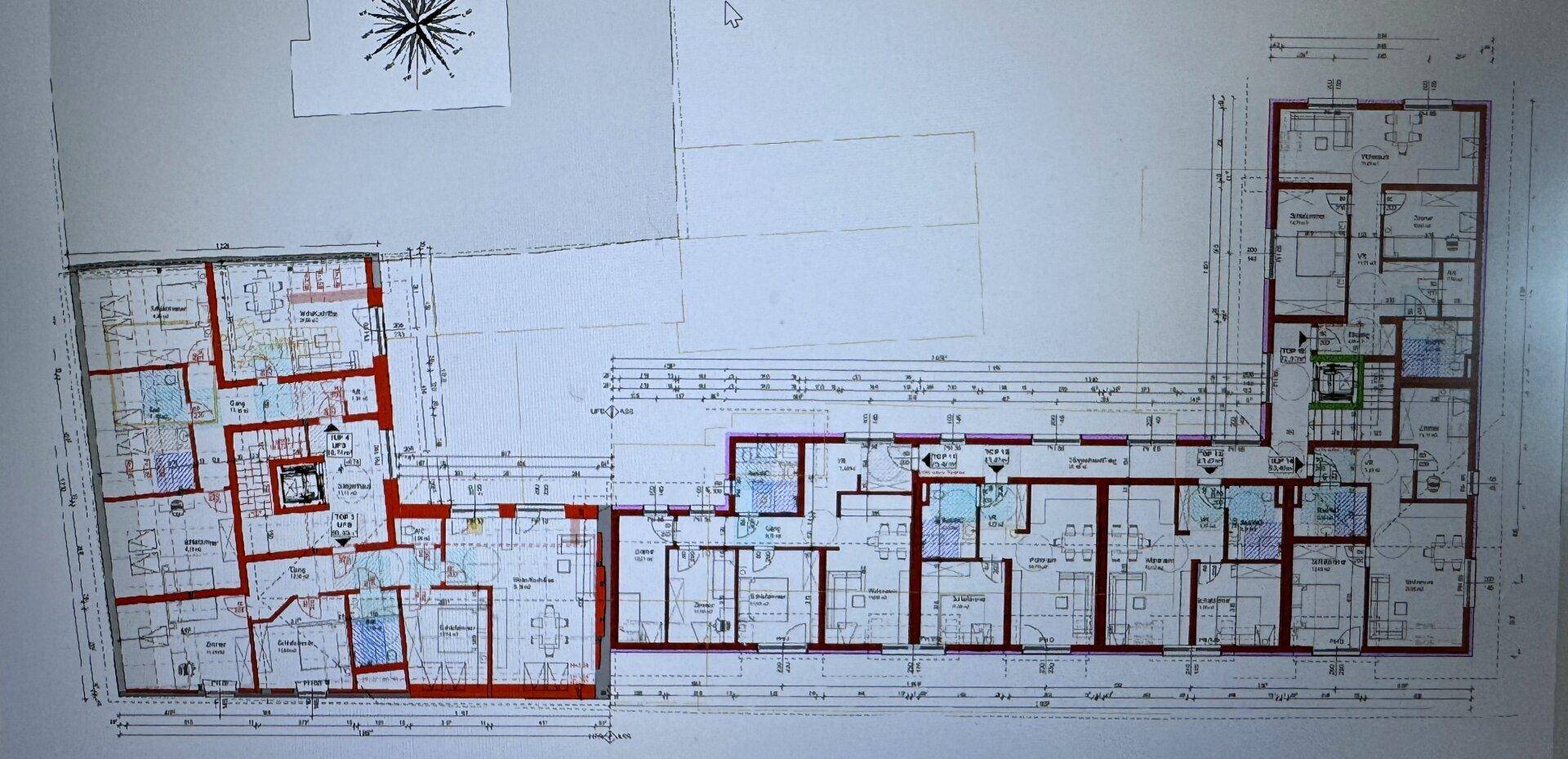 Umfassender Grundrissplan mit mehreren Wohneinheiten und detaillierter Raumaufteilung.