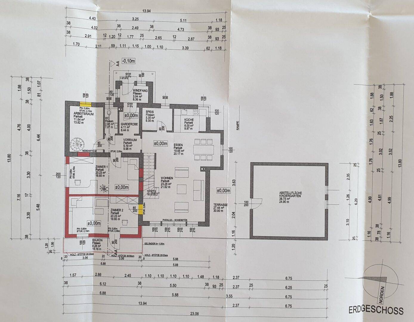 Grundriss des Erdgeschosses mit offenem Wohnbereich, Küche und zwei Zimmern.