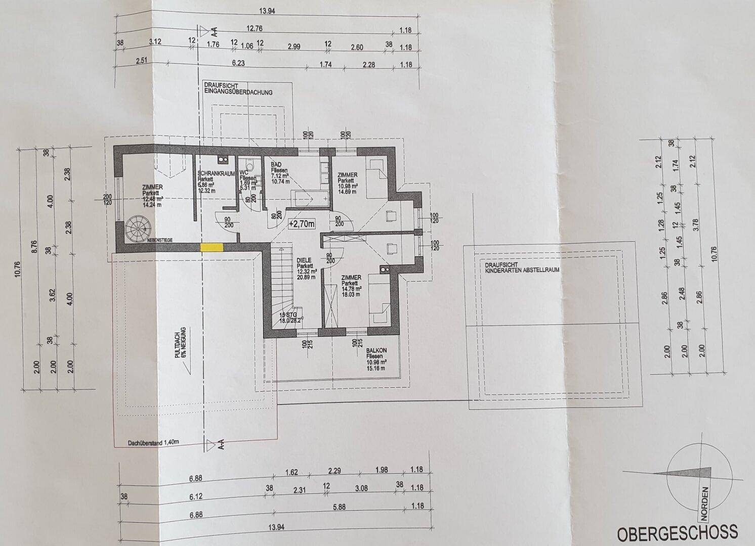 Grundriss des Obergeschosses mit Schlafzimmern, Bad und Balkonzugang.