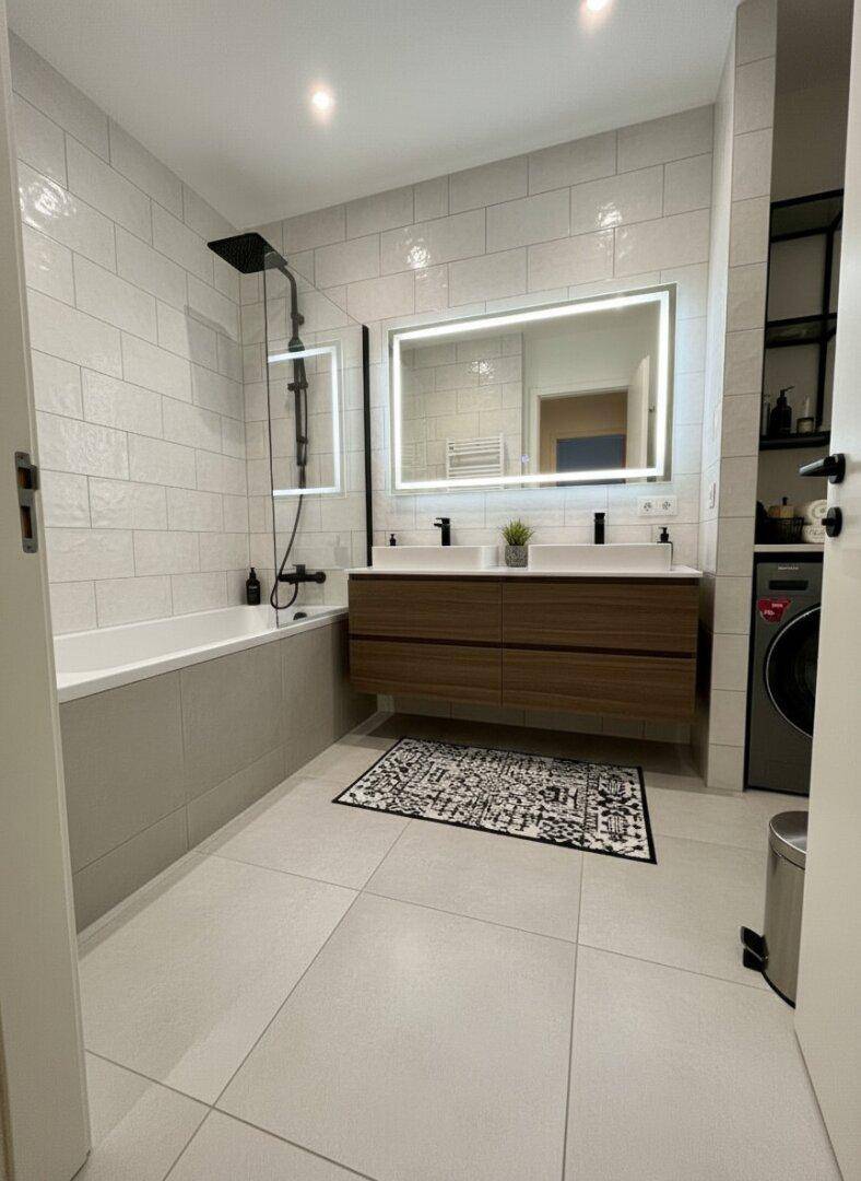 Modernes Badezimmer mit Doppelwaschbecken, Badewanne und großer Duscharmatur.