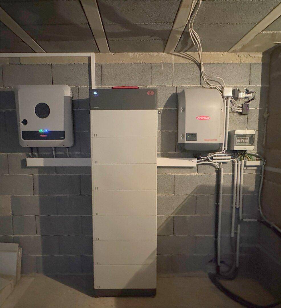Technikraum mit moderner Photovoltaik-Speicheranlage und Wechselrichtern.
