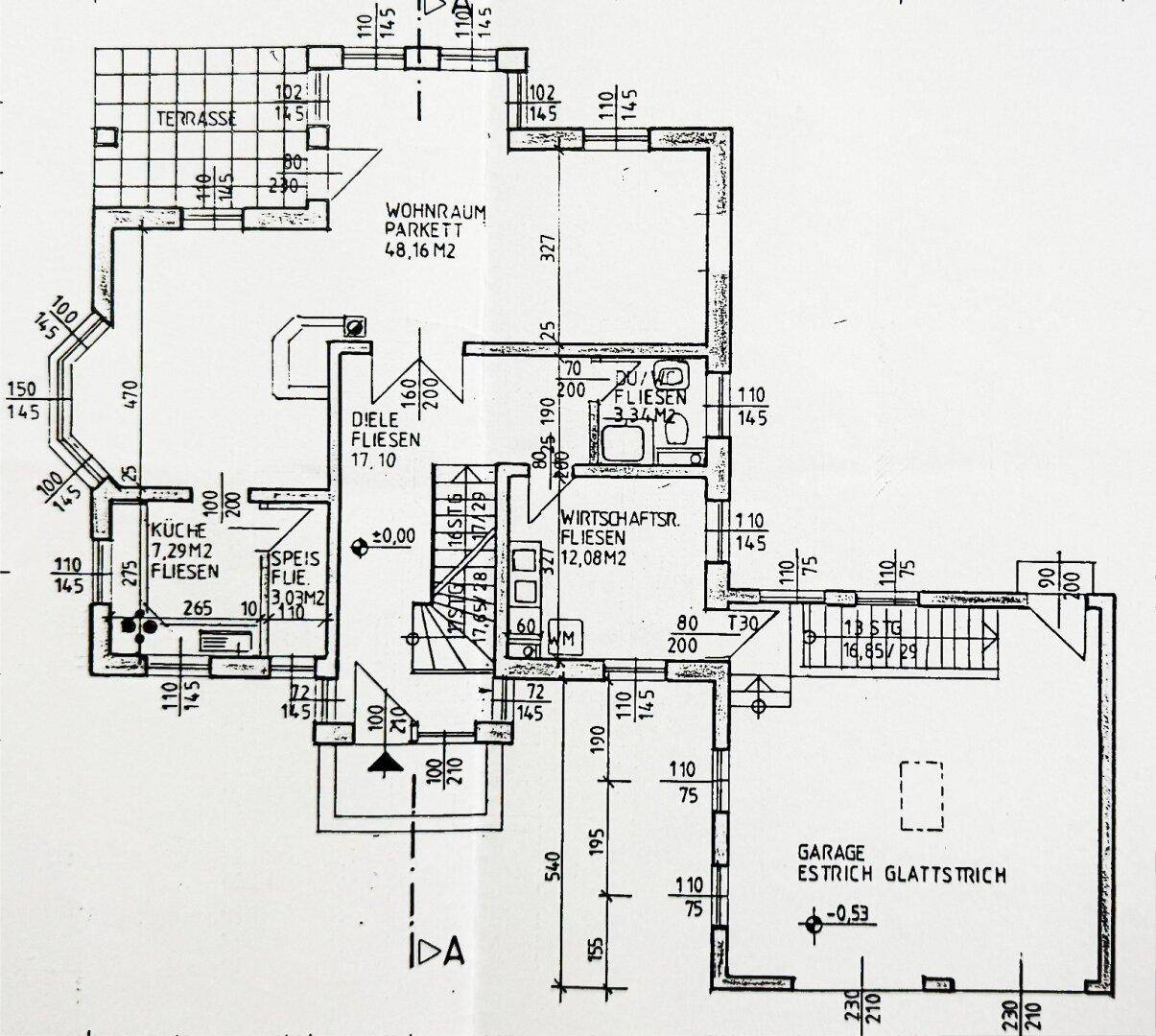 Grundriss des Erdgeschosses mit Wohnraum, Küche, Diele, Wirtschaftsraum und Garage.