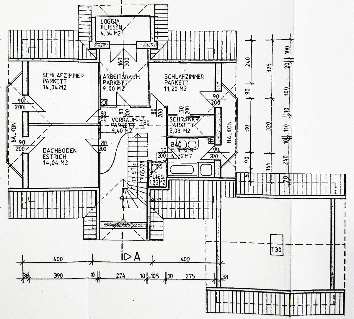 Grundriss des Obergeschosses mit Schlafzimmern, Arbeitszimmer, Bad, Balkon und Loggia.