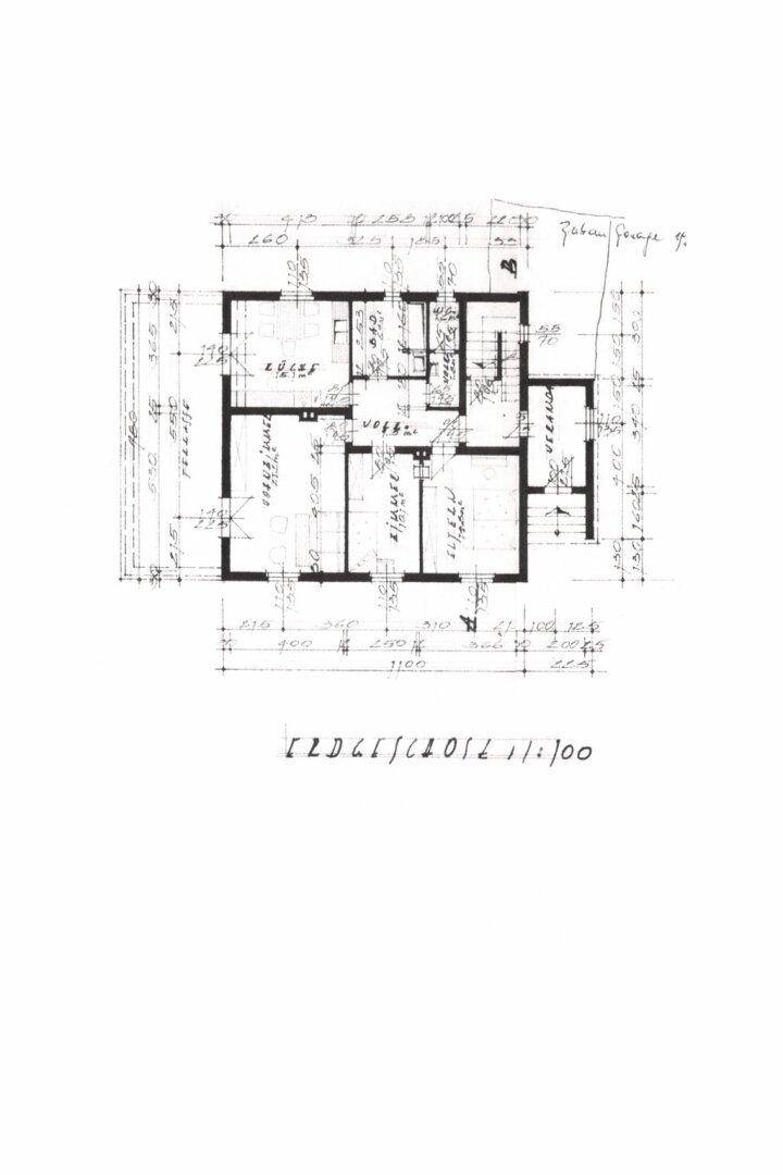 Grundrissplan des Erdgeschosses mit Raumaufteilung, Küche, Wohnzimmer, WC und Abstellraum.