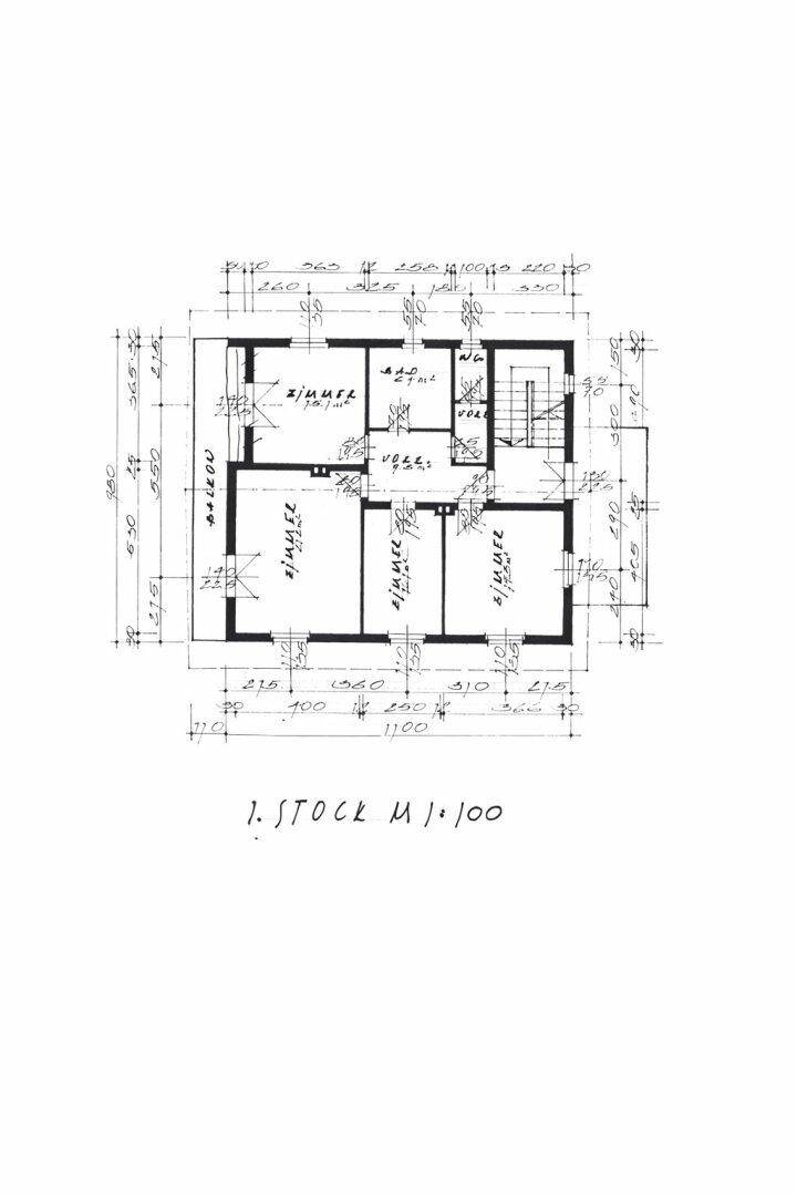 Grundrissplan des Obergeschosses mit Schlafzimmern, Bad, WC und Zugang zu einem Balkon.