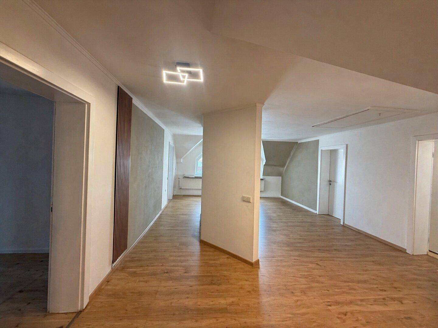 Wohnen mit Weitblick – großzügiges Haus mit zwei Wohnebenen, großem Garten, Pool und viel Potenzial! - Mehr