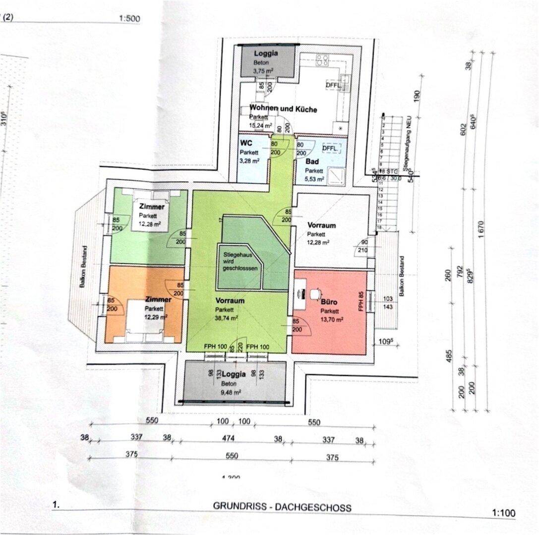 Grundriss des Dachgeschosses mit Zimmern, Bad, WC und Loggia.