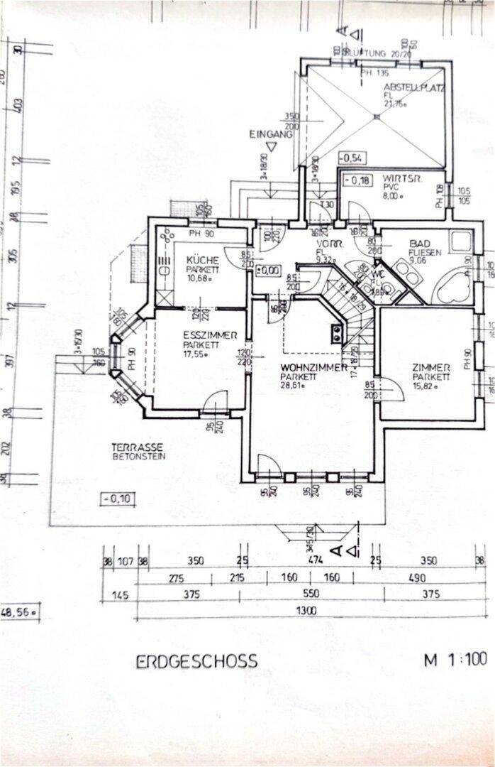 Grundriss des Erdgeschosses mit Wohnzimmer, Esszimmer, Küche und Terrasse.