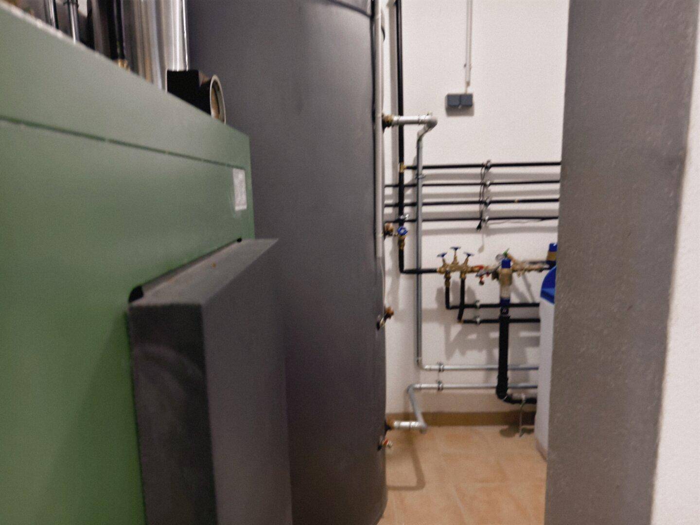 Technikraum mit Heizungsanlage und Wasseraufbereitung, bereit für den Betrieb.
