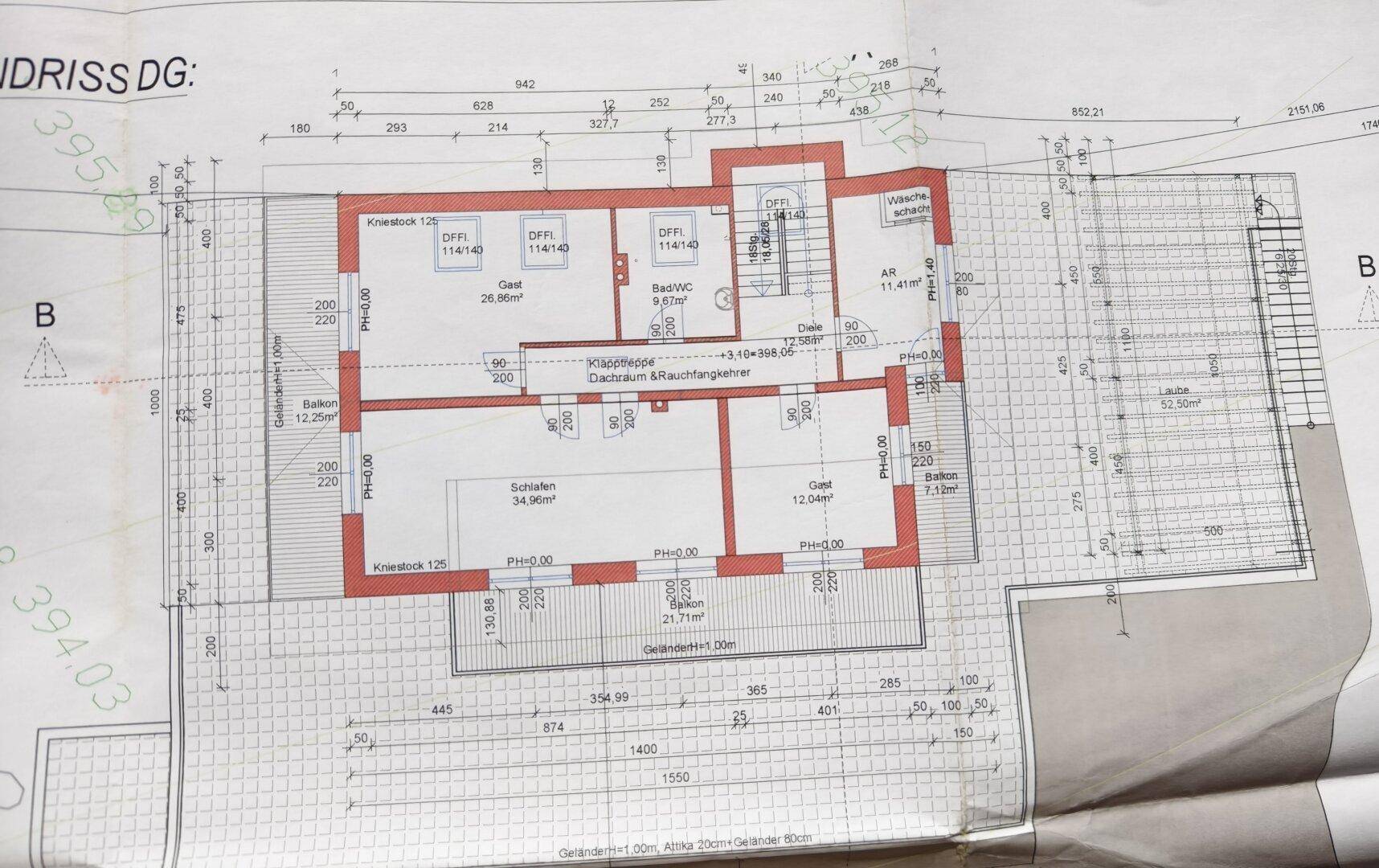 Grundriss des Dachgeschosses mit mehreren Schlafzimmern und Balkonen.