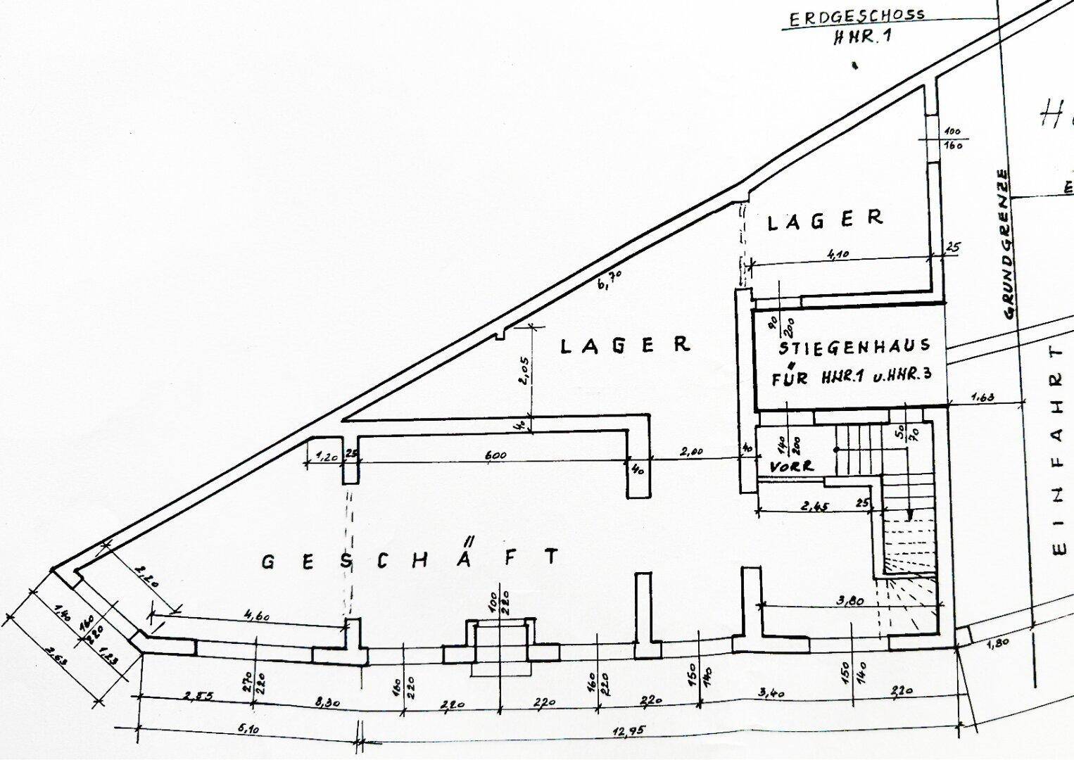 Grundriss des Erdgeschosses mit Geschäftsfläche, Lagerräumen und Treppenhaus.