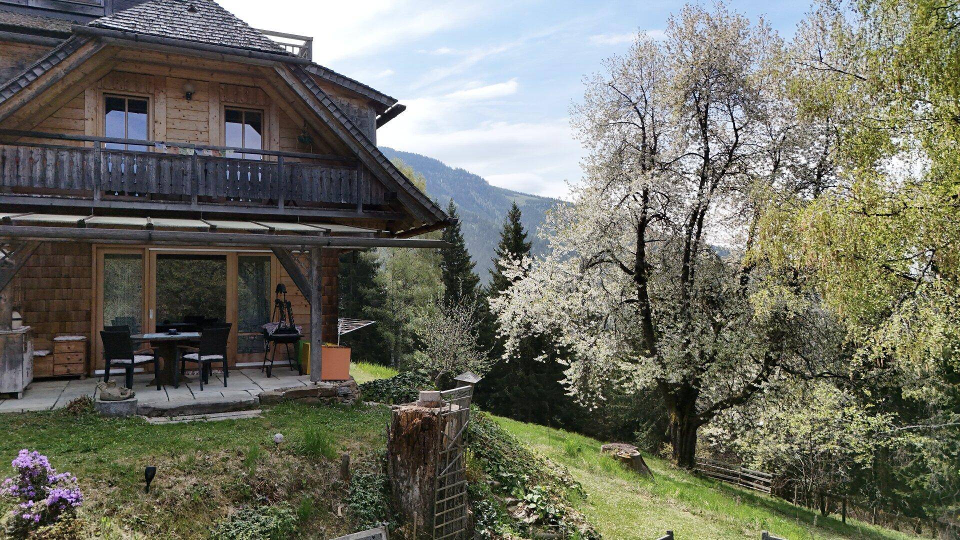 Gemütliche Terrasse mit Gartenmöbeln und direktem Zugang zum grünen Gartenbereich.