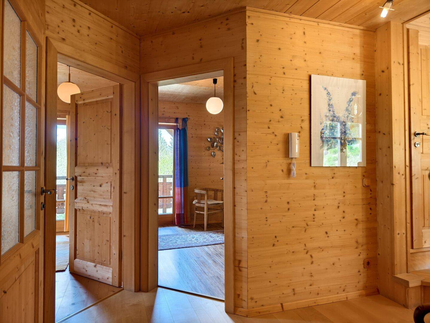 Heller Flur mit Holzvertäfelung und Zugang zu verschiedenen Zimmern des Hauses.