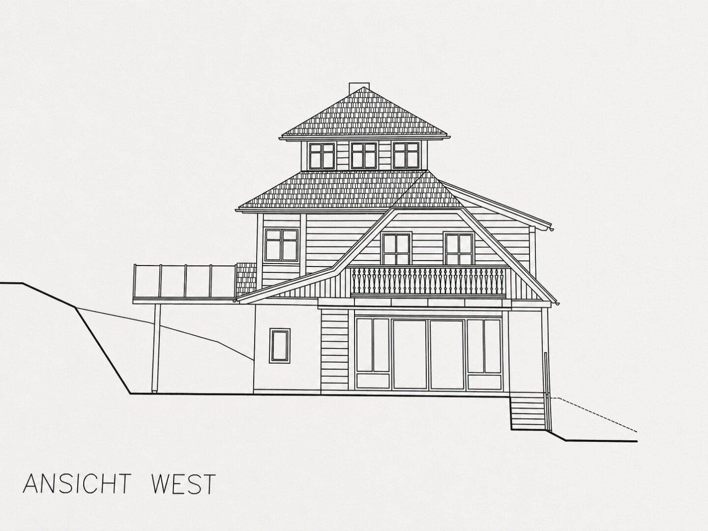 Westansicht des Gebäudes mit Balkon, großen Fenstern und markantem Dach.
