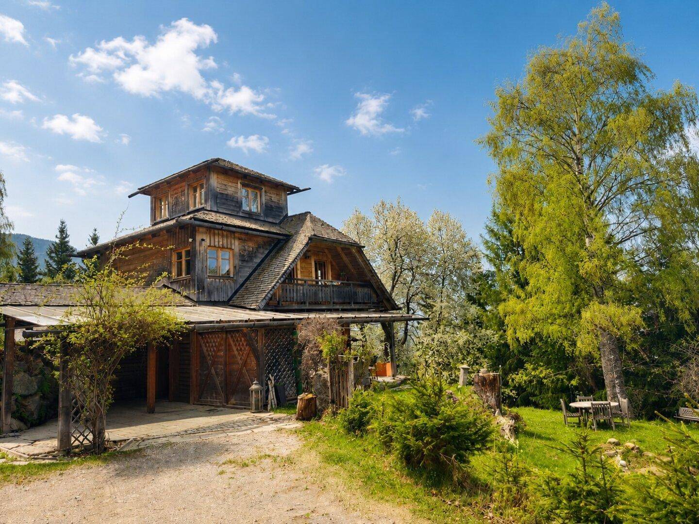 Charmantes Holzhaus mit traditioneller Architektur und einem gepflegten Vorgartenbereich.