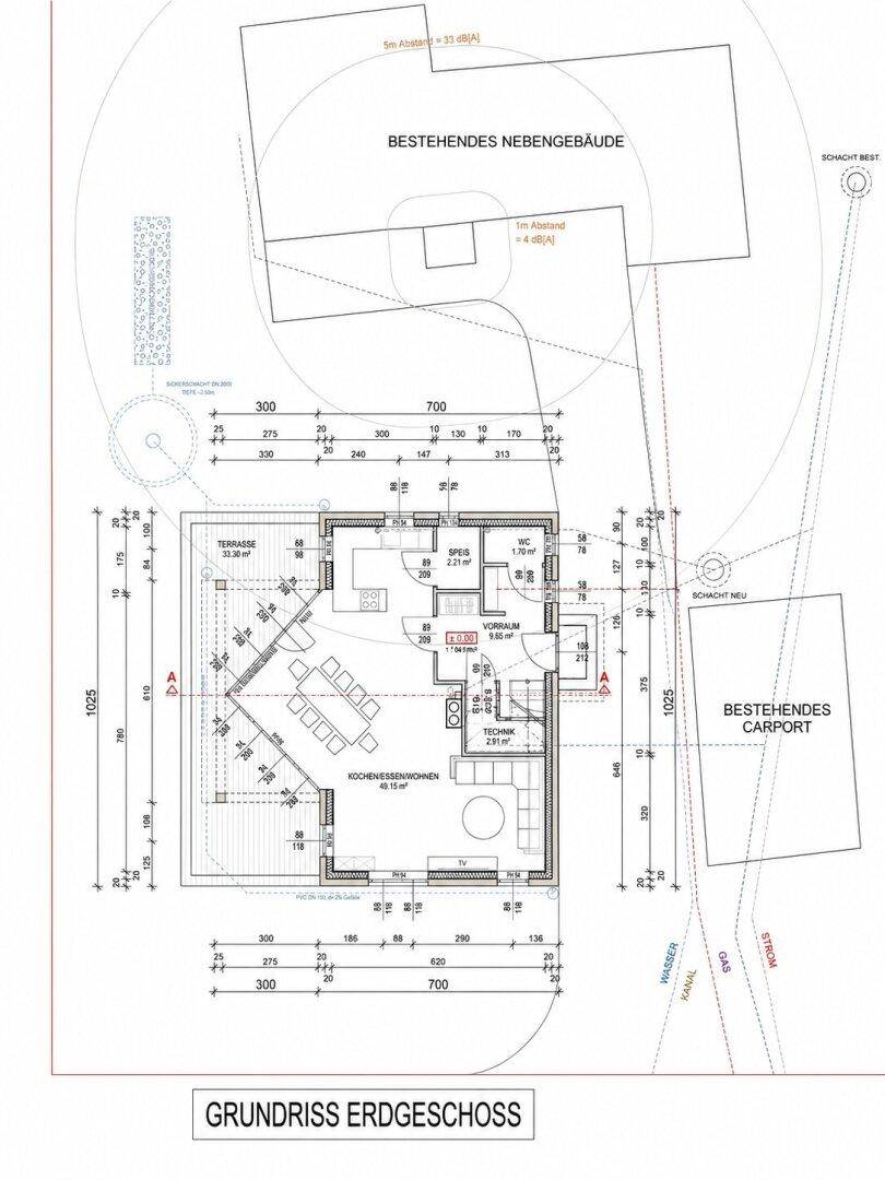 Grundriss des Erdgeschosses mit offener Küche, Wohnbereich, WC und großer Terrasse.