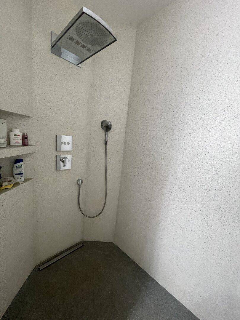 Geräumige begehbare Dusche mit moderner Regendusche und Handbrause für ein luxuriöses Duscherlebnis.
