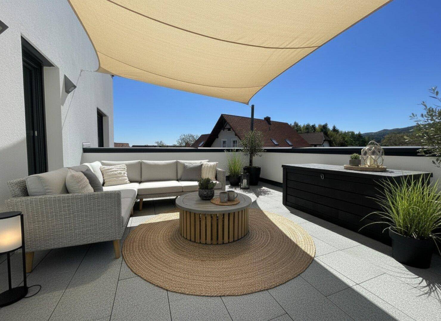 Großzügige, möblierte Terrasse mit Sonnensegel, bequemen Sitzgelegenheiten und Blick auf die Umgebung.
