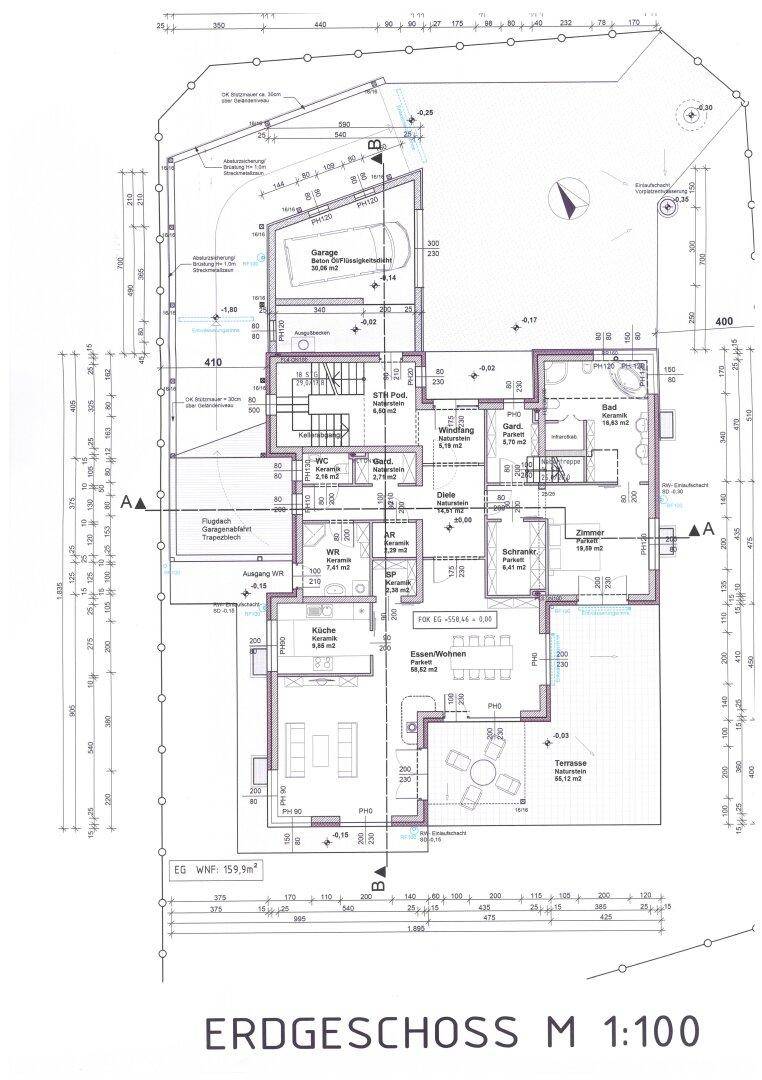 Grundriss des Erdgeschosses mit Wohn-, Ess- und Küchenbereich, Schlafzimmern, Bädern und Terrasse.