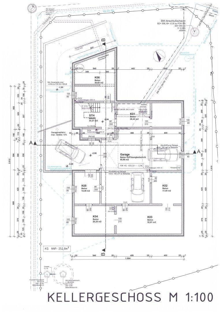 Grundriss des Kellergeschosses mit einer großen Garage und mehreren Abstellräumen.