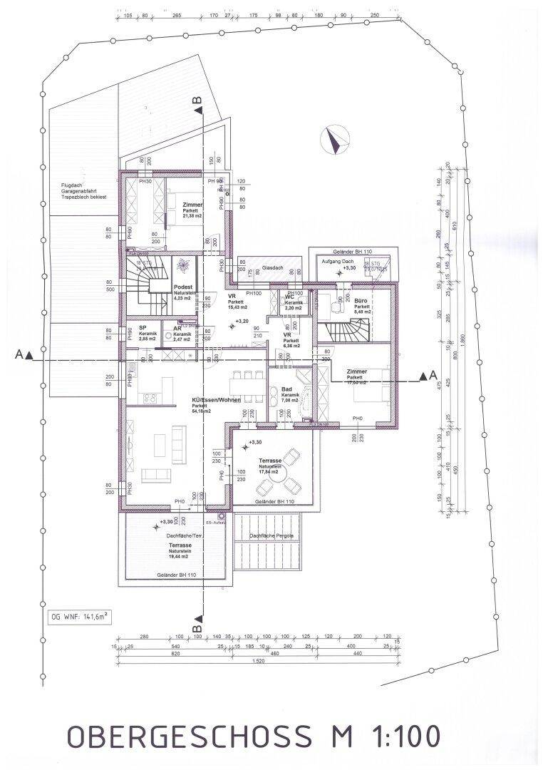 Grundriss des Obergeschosses mit Schlafzimmern, Bädern, einem Büro und Zugang zu einem Balkon.
