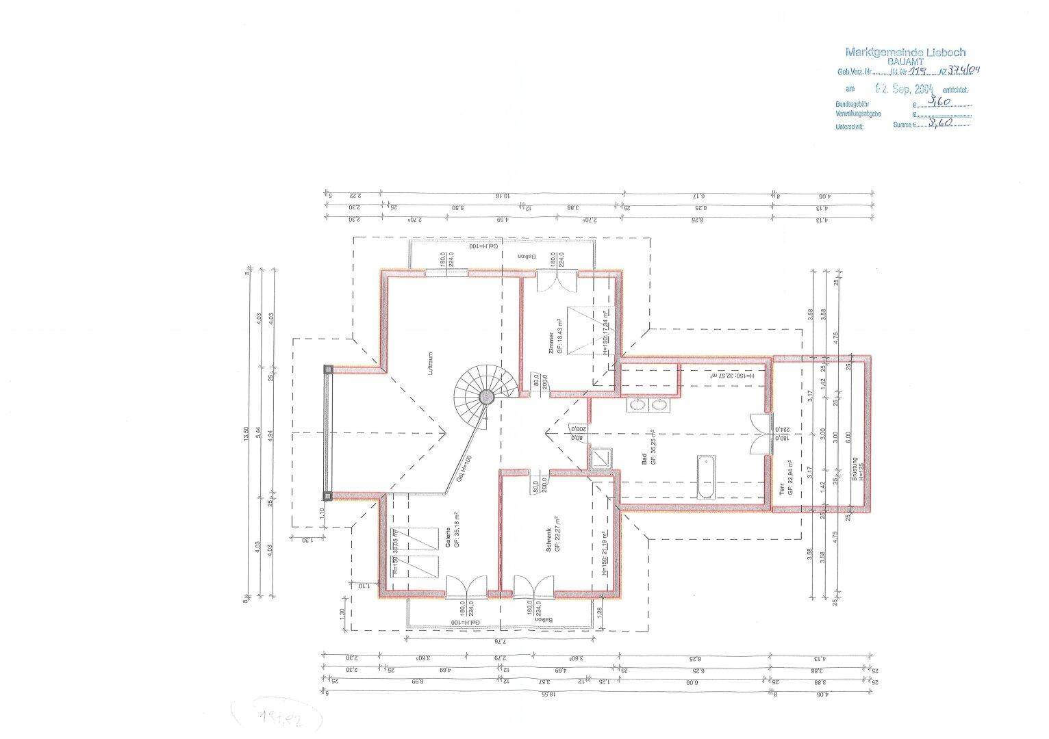 Grundriss des Obergeschosses mit Schlafzimmern, Bädern und Wendeltreppe.