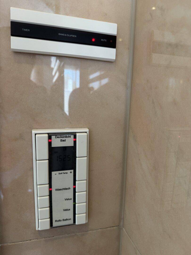 Steuerungselemente für Licht und Rollläden im Badezimmer, inklusive Bang & Olufsen Timer.
