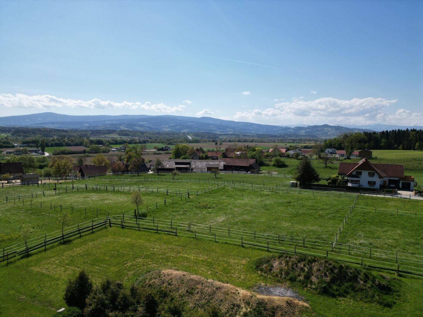Panoramablick aus der Vogelperspektive auf die ländliche Umgebung mit Häusern und Feldern.