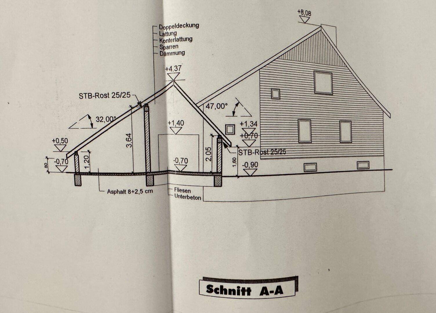 Architektonischer Schnitt des Gebäudes mit Details zur Dachkonstruktion und verschiedenen Höhenangaben.