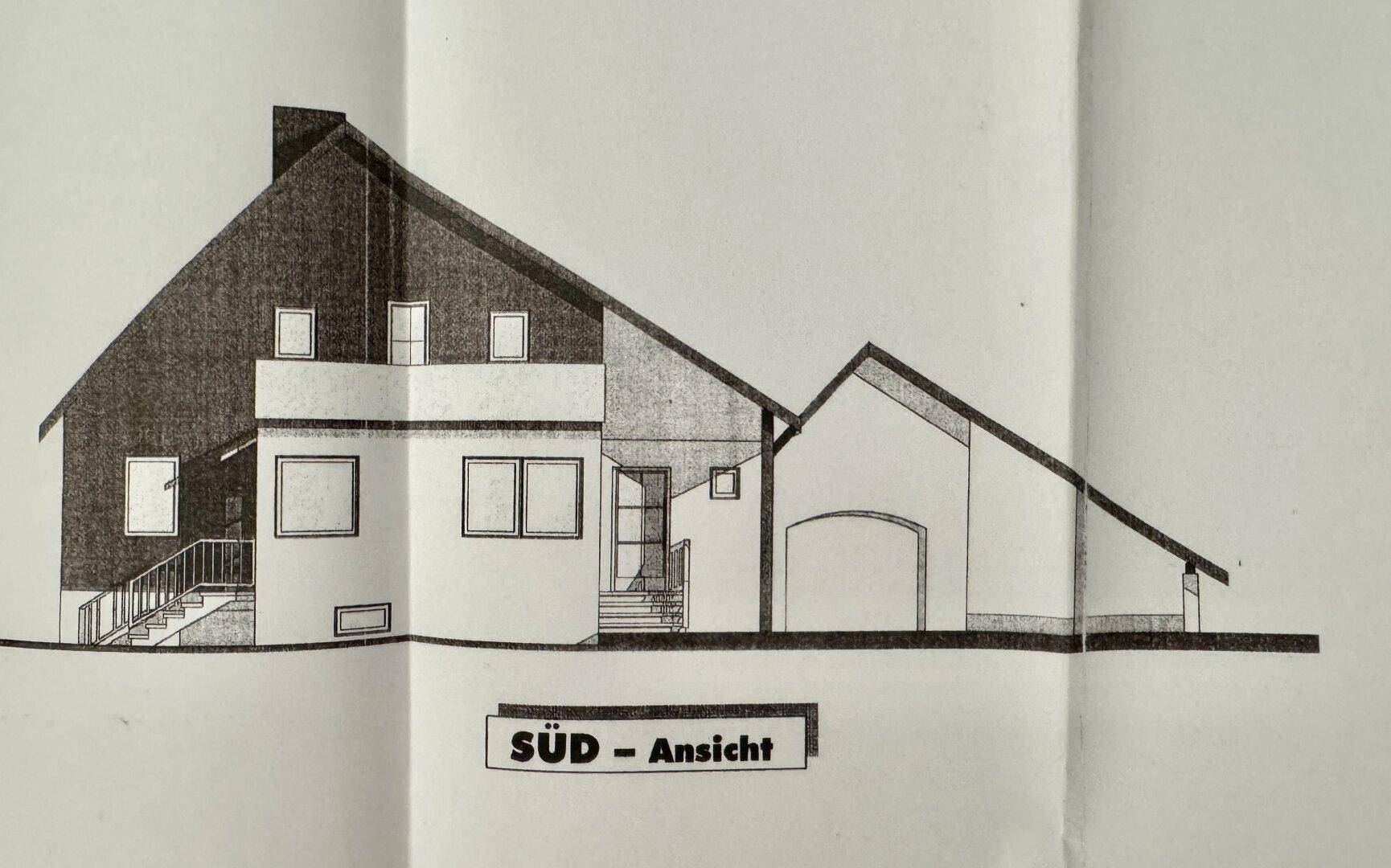 Südansicht des Gebäudes mit Fenstern, Eingangsbereich und der charakteristischen Dachform.