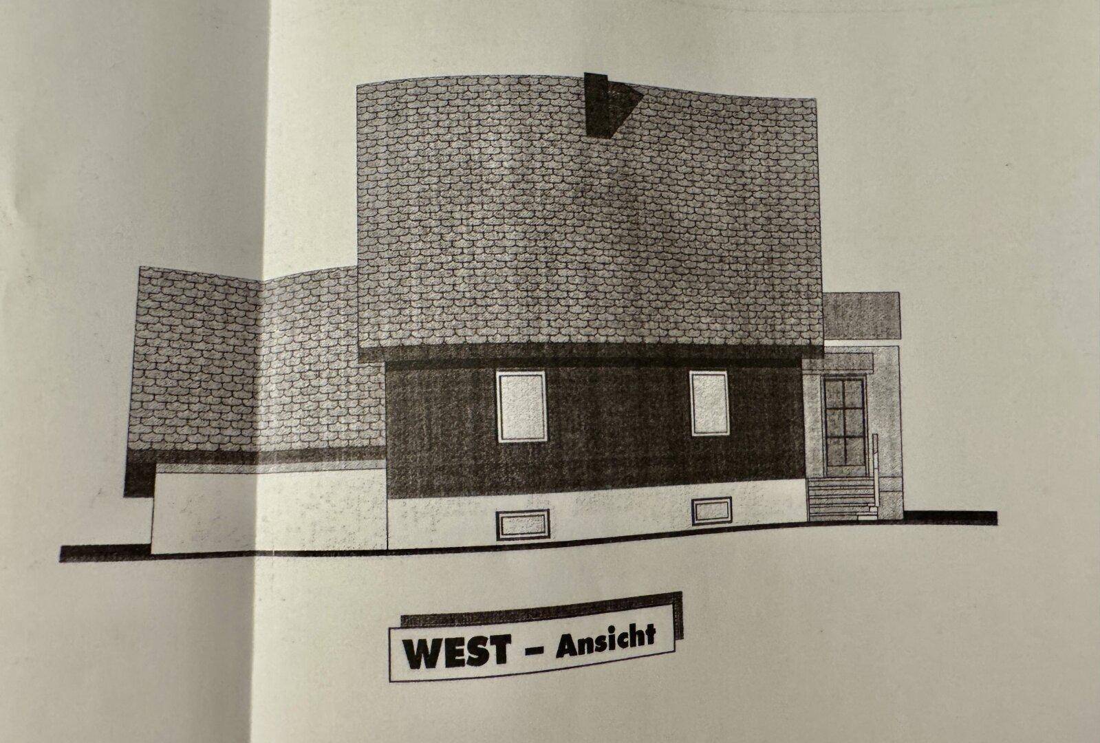 Westansicht des Hauses mit Eingangstür, Fenstern und dem typischen Satteldach.