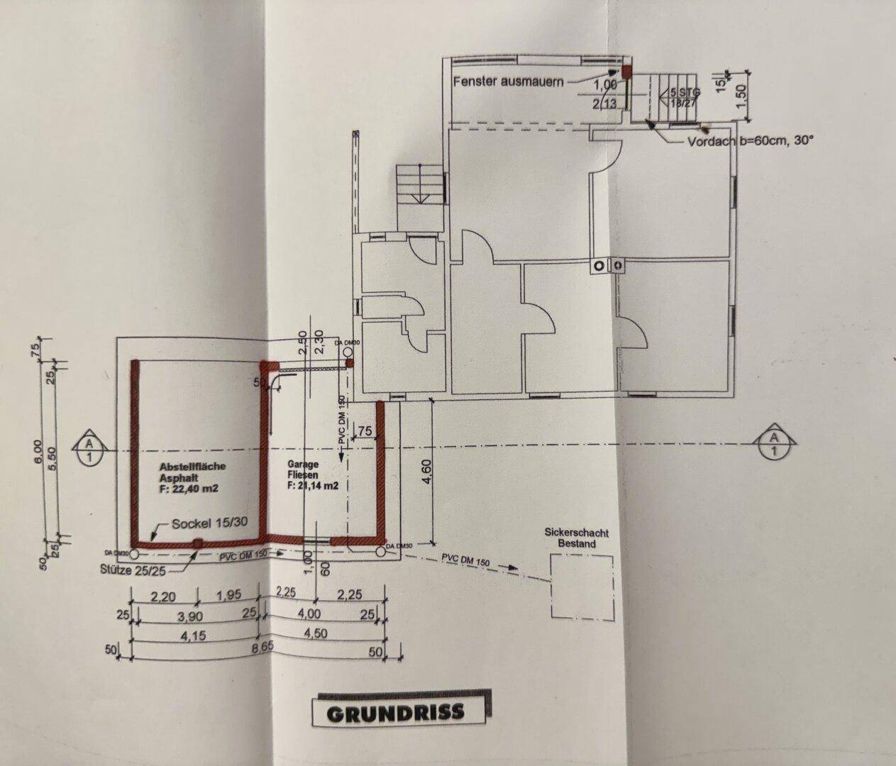 Grundriss des Erdgeschosses mit Garage und Abstellfläche, zeigt die Aufteilung der Räume.