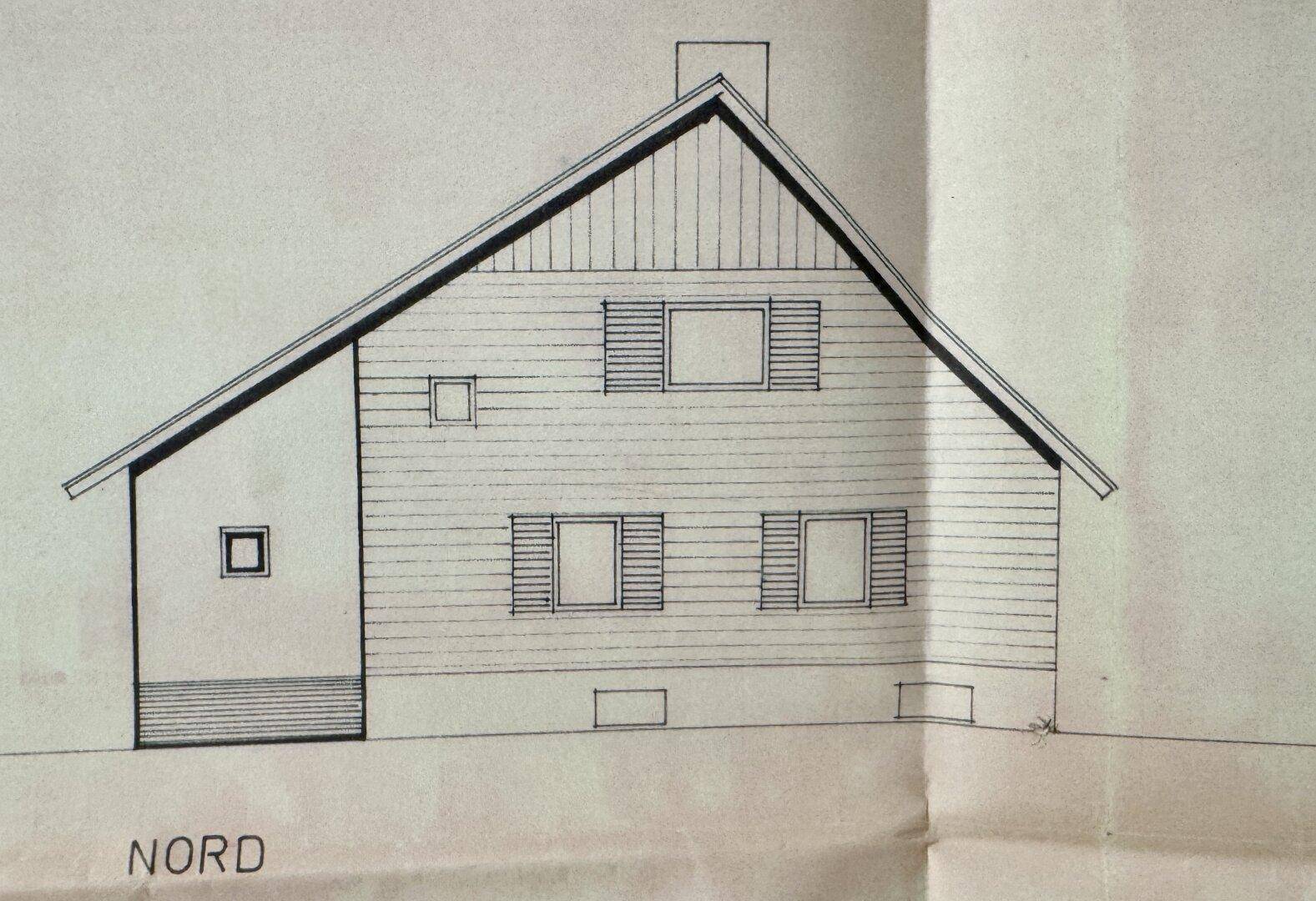 Nordansicht des Hauses mit verschiedenen Fensterformen und der charakteristischen Dachneigung.