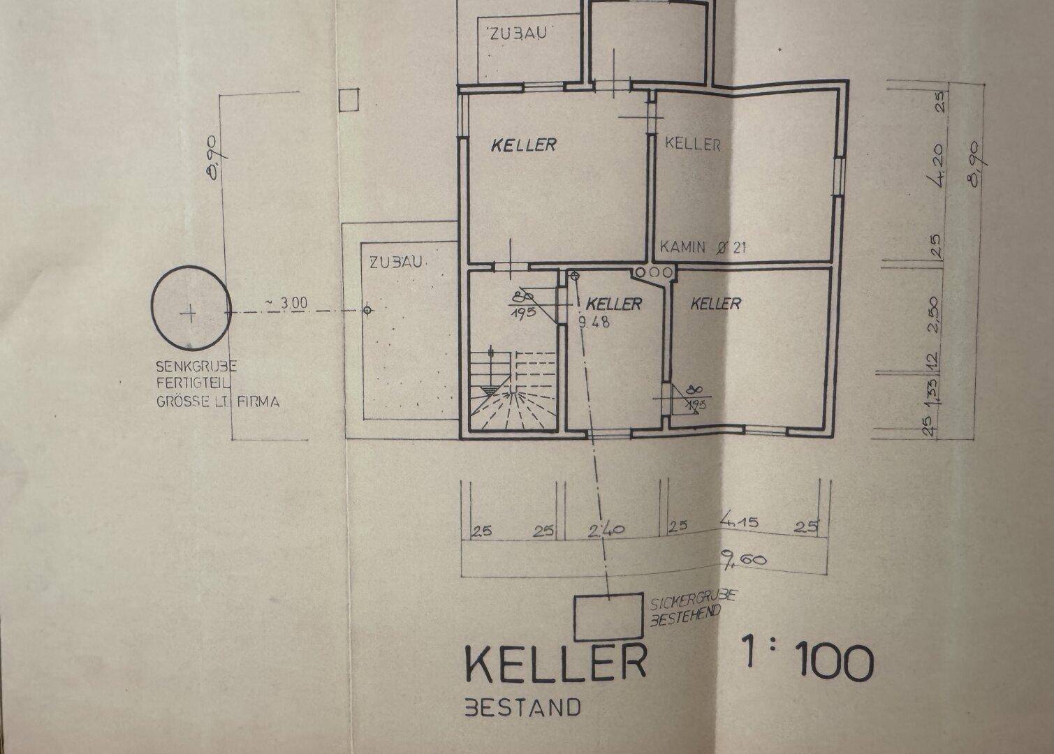 Grundriss des Kellers mit mehreren Kellerräumen und einem Kamin, inklusive Maßen.