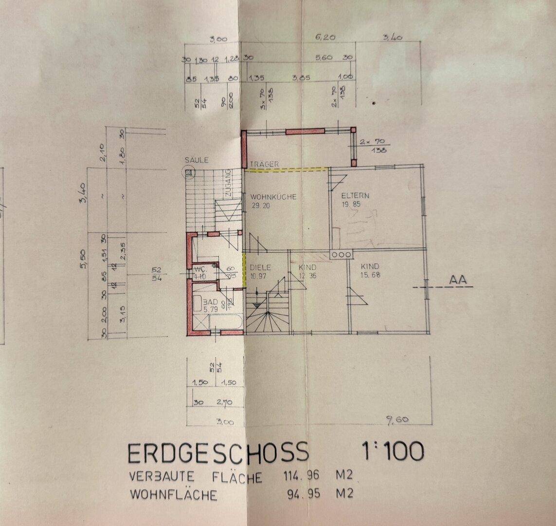Grundriss des Erdgeschosses mit Wohnküche, Schlafzimmern und Bad, inklusive Maßen.