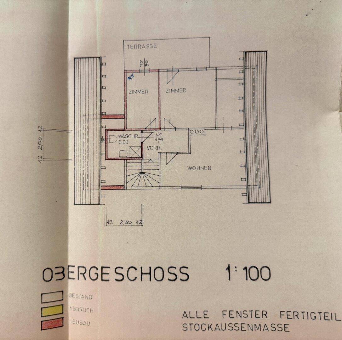 Grundriss des Obergeschosses mit Zimmern, Wohnbereich, Waschraum und einer großzügigen Terrasse.