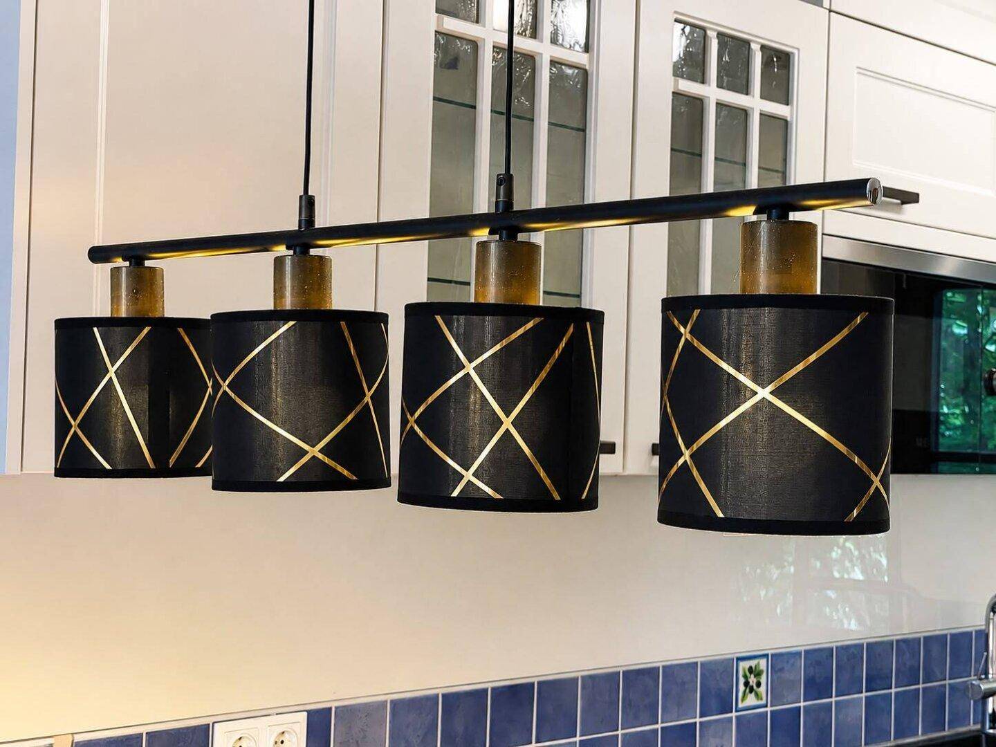 Detailaufnahme der modernen Pendelleuchten über der Kücheninsel mit stilvollem Design.