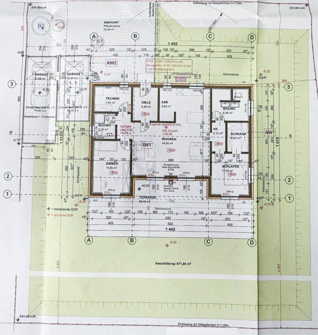 Detaillierter Grundriss des Erdgeschosses mit Garage und umliegendem Grundstück.