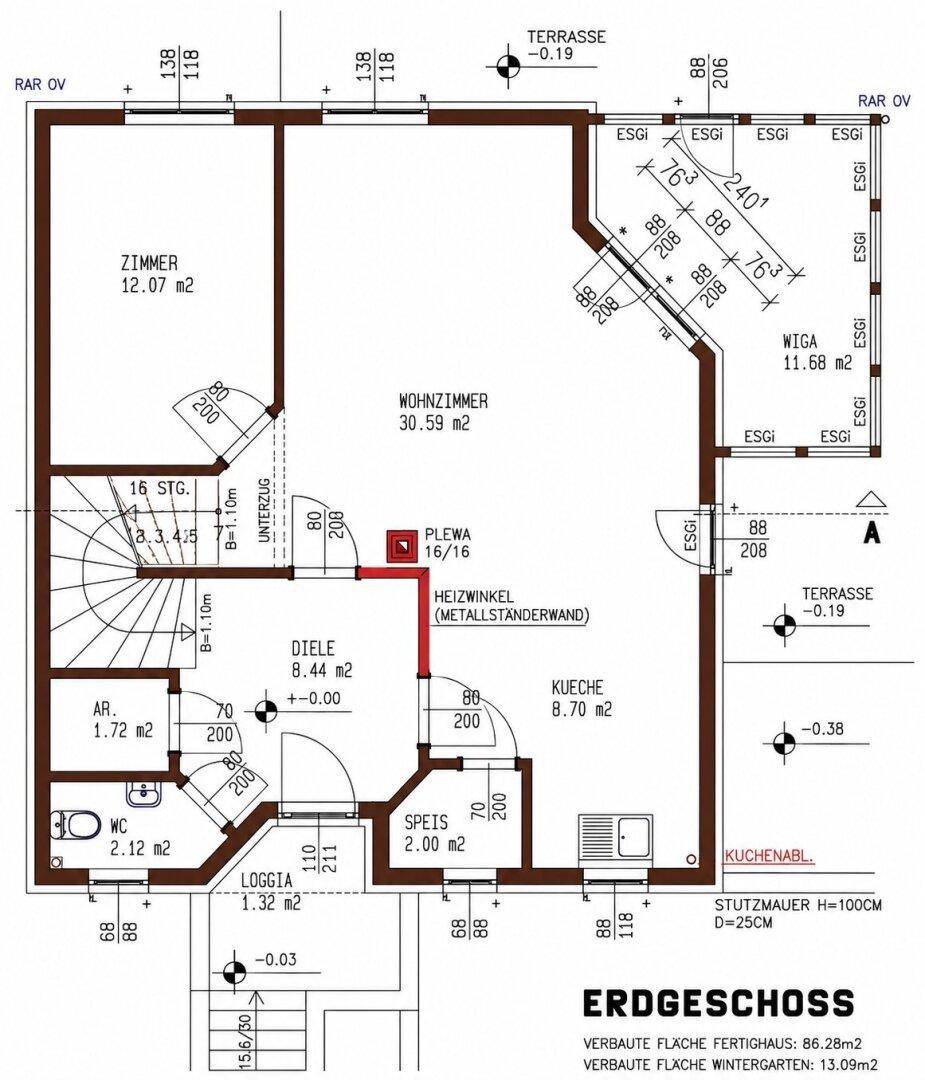 Grundriss des Erdgeschosses mit Wohnzimmer, Küche, Wintergarten und Terrasse.