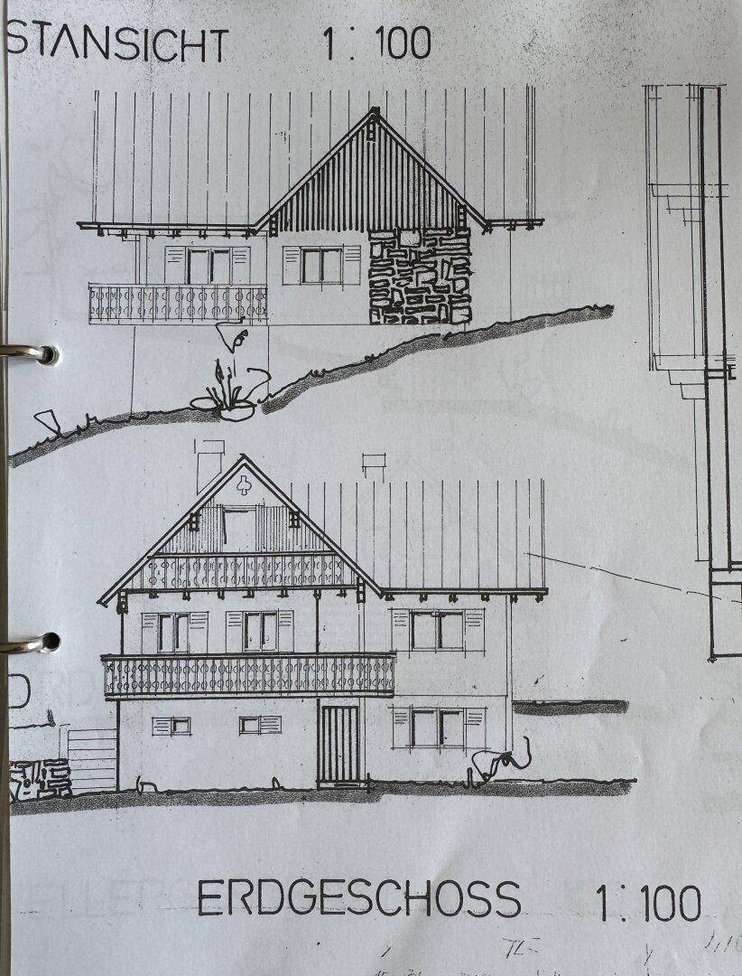 Architektonische Ansichten des Hauses, inklusive Erdgeschoss und Fassadendetails im alpinen Stil.