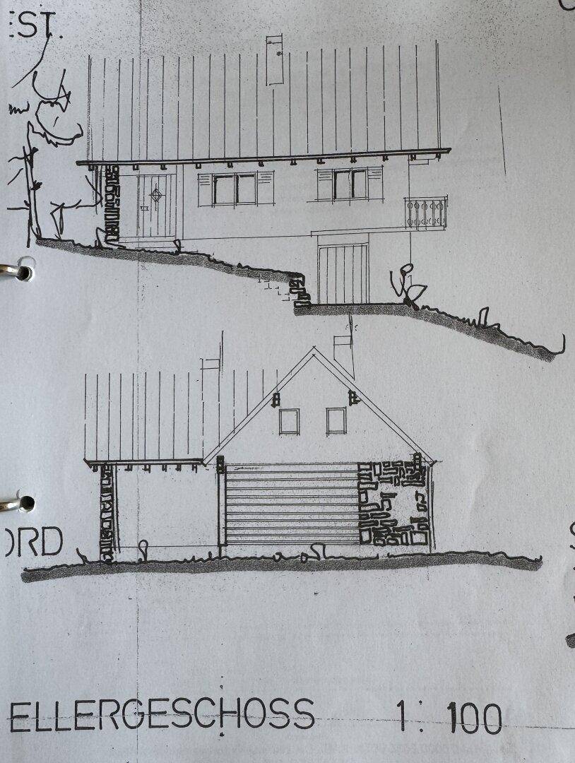 Architektonische Ansichten des Hauses, inklusive Kellergeschoss und Seitenansicht mit Hanglage.