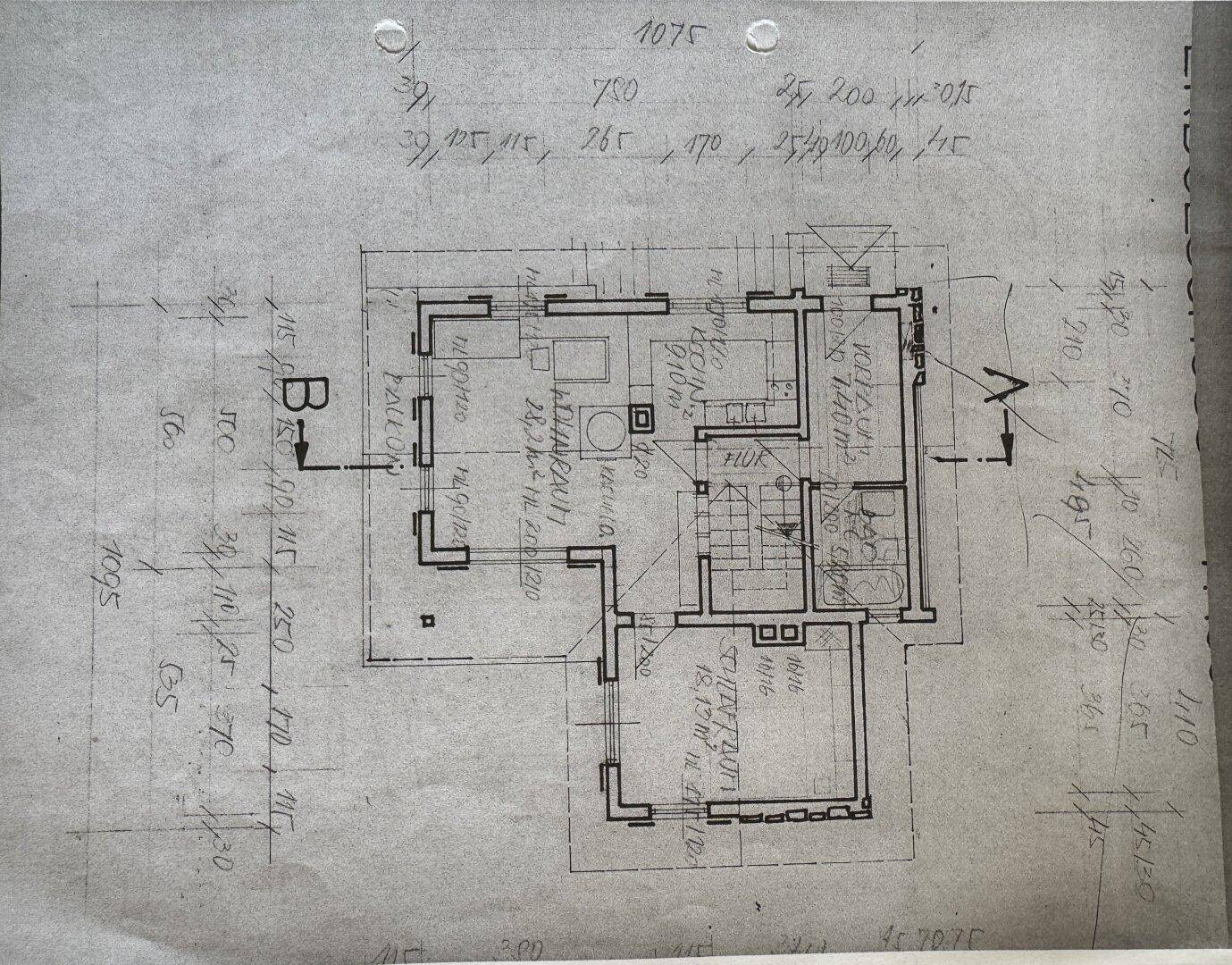 Handgezeichneter Grundriss des Erdgeschosses mit Raumaufteilung, Balkon und Badezimmerdetails.
