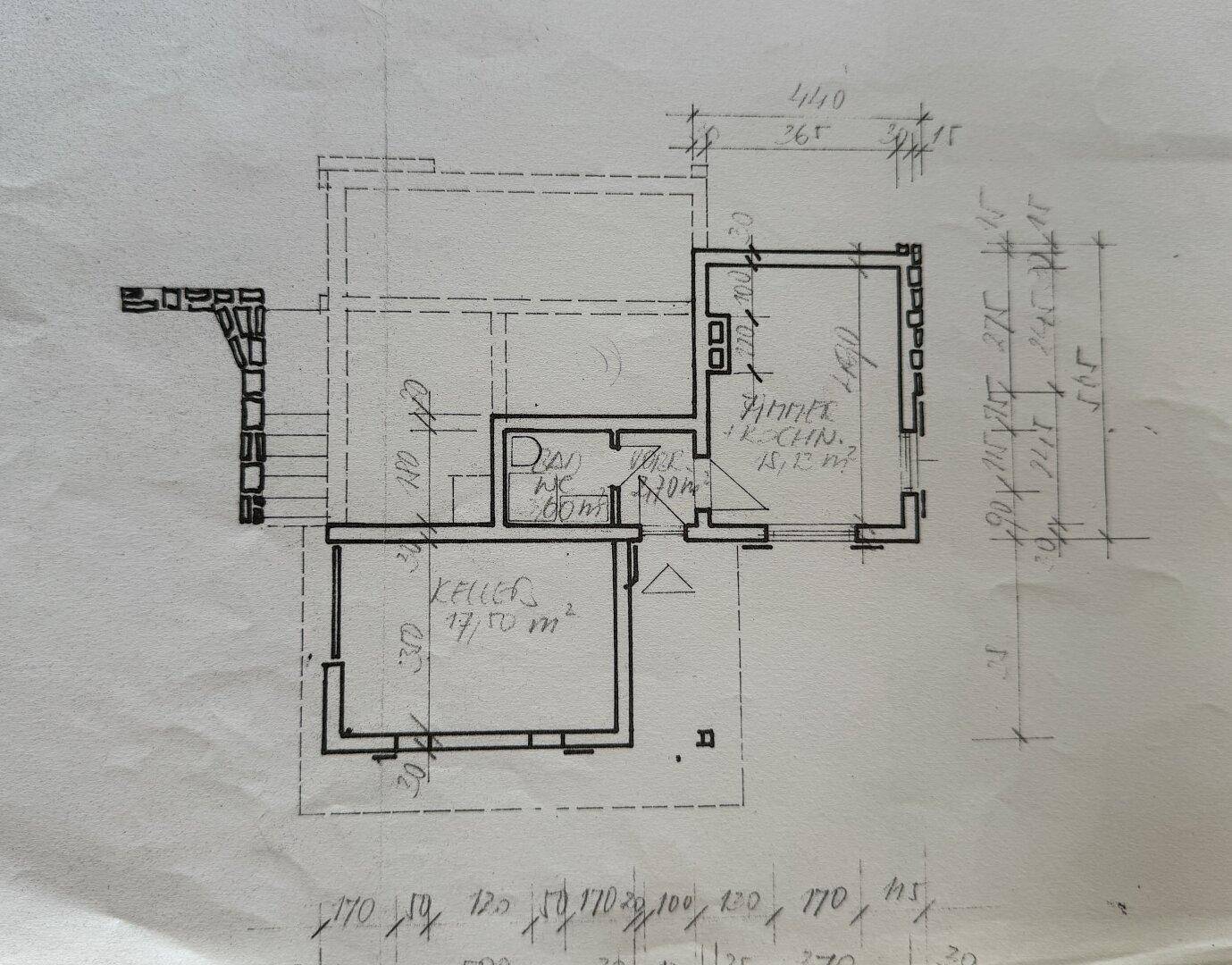 Handgezeichneter Grundriss des Kellergeschosses mit Lagerraum und Heizungsbereich, inklusive Maßen.