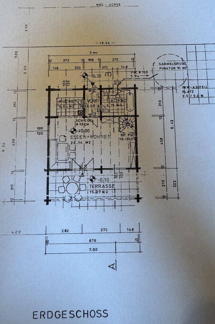 Grundriss des Erdgeschosses mit Wohn-Essbereich, Küche und Terrasse, detailliert dargestellt.
