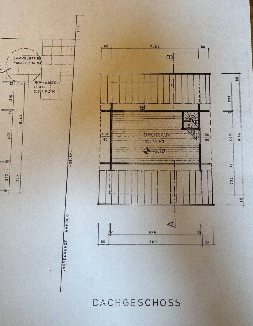 Grundriss des Dachgeschosses mit Schlafräumen und Dachschrägen, übersichtlich dargestellt.